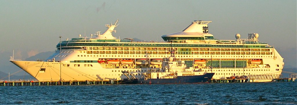 Revelle and Cruise Ship by Kerry Key.jpg