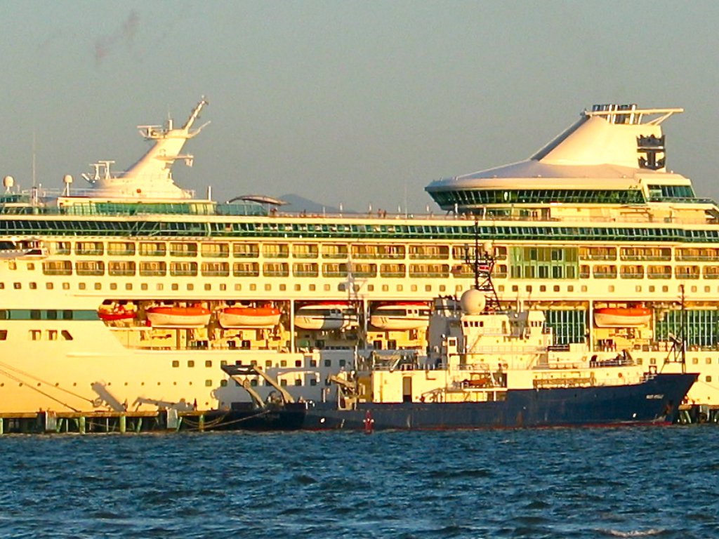 Revelle and Cruise Ship by Kerry Key.jpg